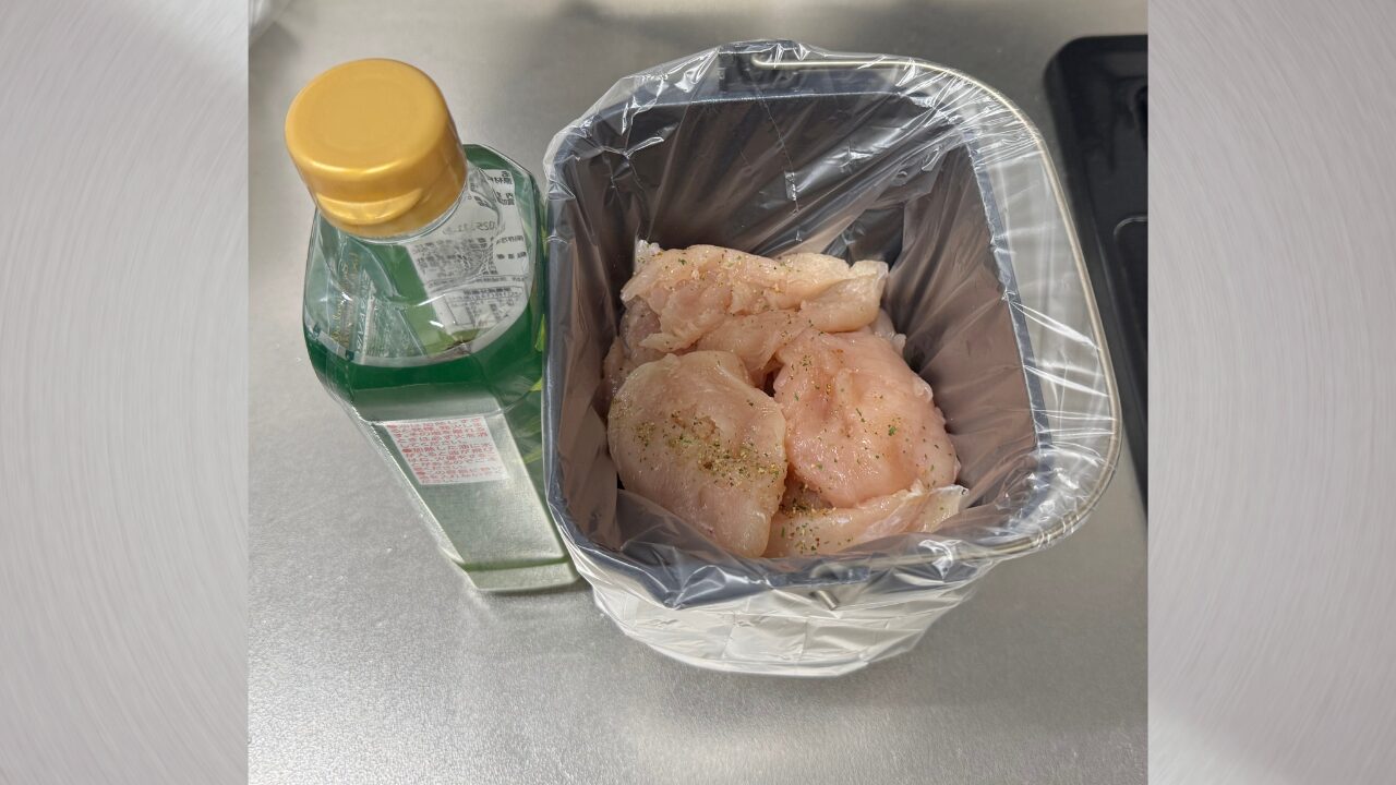 ささみの下処理をする