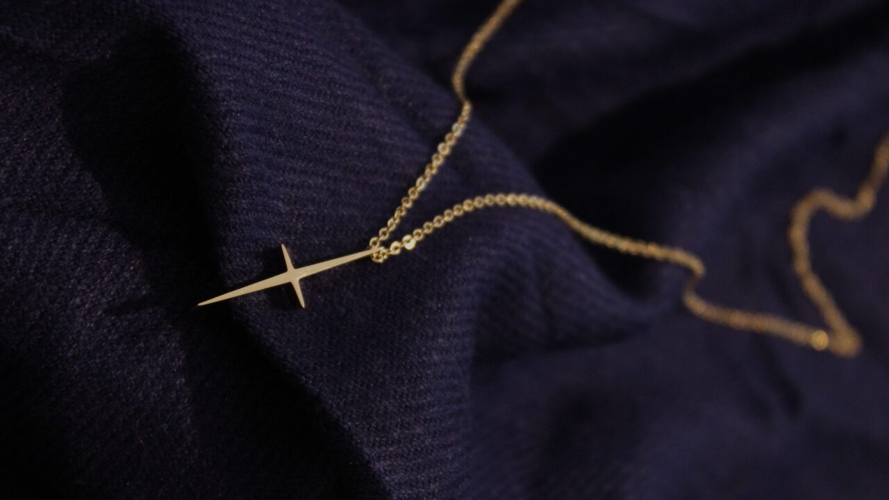 モルダーが預かったスカリーの金の十字架ネックレス