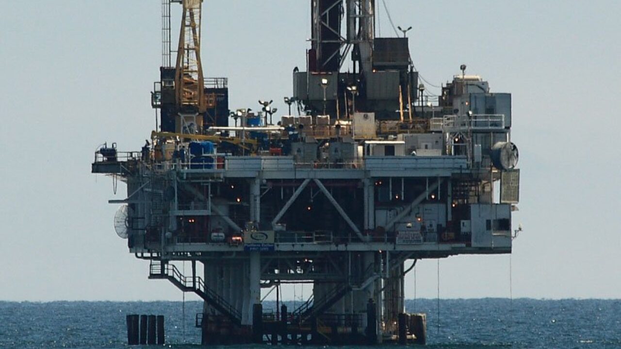 モルダー、ドゲット、ブラックオイルと戦う