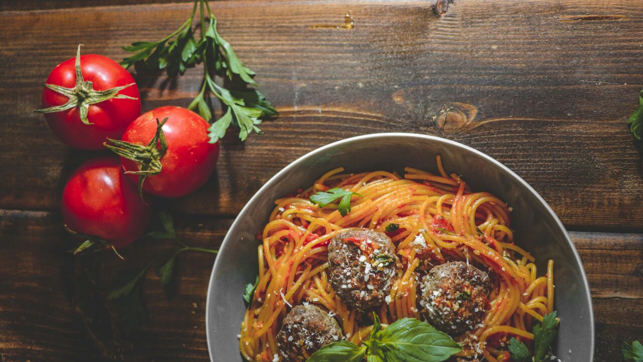 ハンニバル肉を食べる