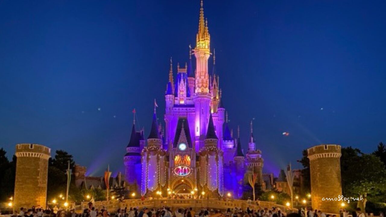 夜のシンデレラ城ライトアップと広場の賑わい。閉園まで遊べるのが泊まり組の特権