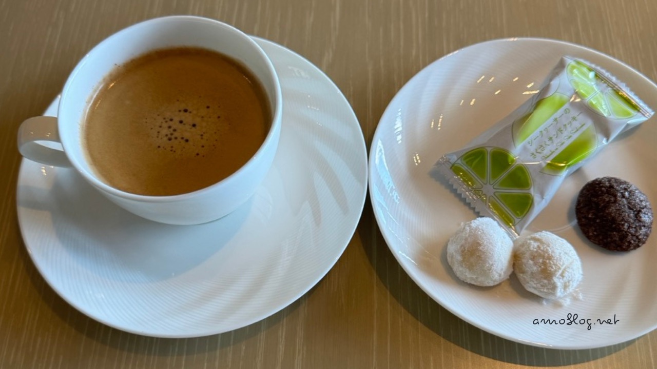 ヒルトン宮古島のラウンジのコーヒーとお菓子